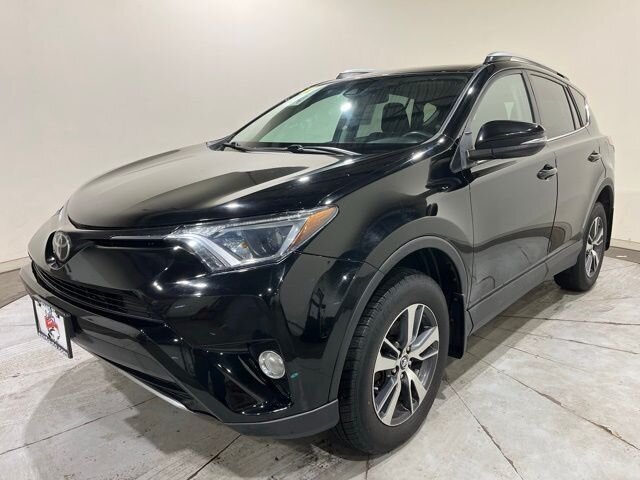 
								2017 Toyota RAV4 XLE full									