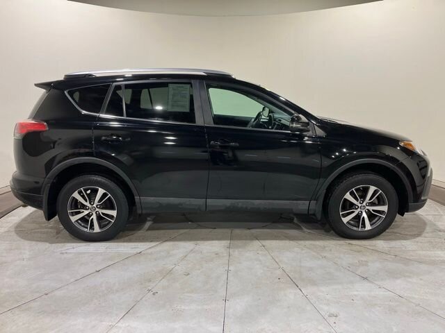 
								2017 Toyota RAV4 XLE full									