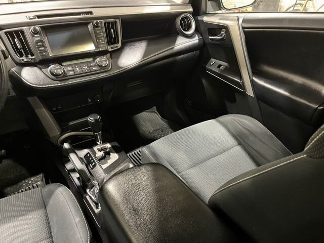 
								2017 Toyota RAV4 XLE full									