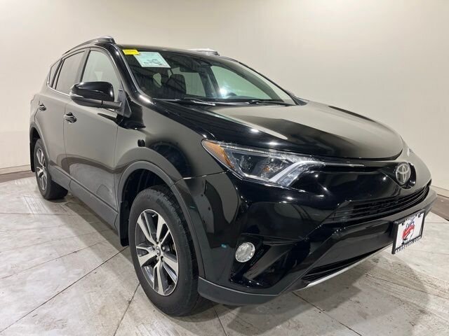 
								2017 Toyota RAV4 XLE full									