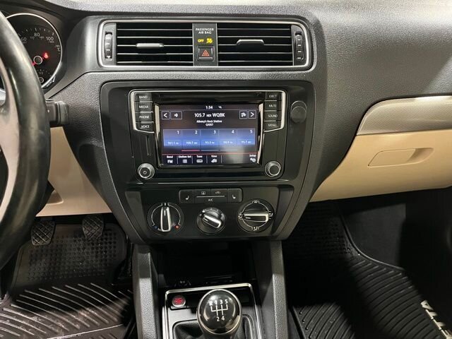 
								2017 Volkswagen Jetta 1.4T SE full									