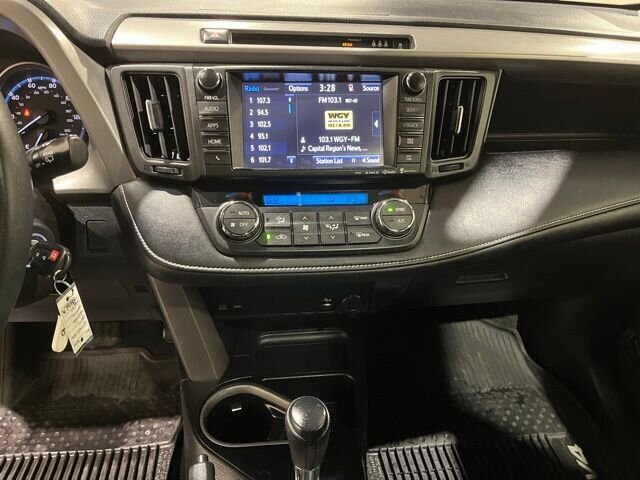 
								2017 Toyota RAV4 XLE full									