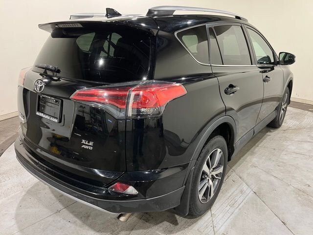 
								2017 Toyota RAV4 XLE full									