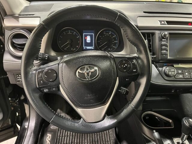 
								2017 Toyota RAV4 XLE full									