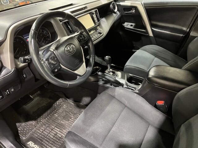 
								2017 Toyota RAV4 XLE full									