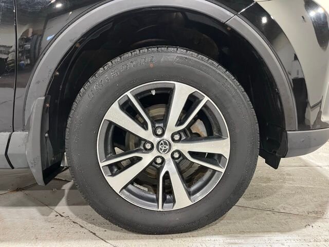 
								2017 Toyota RAV4 XLE full									
