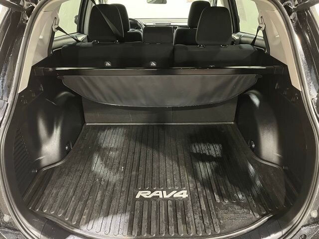 
								2017 Toyota RAV4 XLE full									