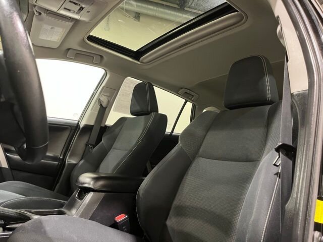 
								2017 Toyota RAV4 XLE full									