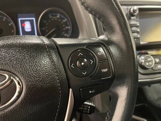 
								2017 Toyota RAV4 XLE full									