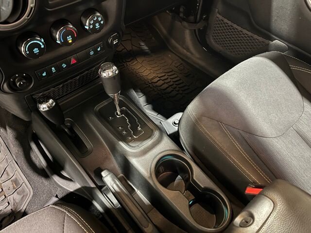 
								2018 Jeep Wrangler JK Unlimited Unlimited Sahara full									