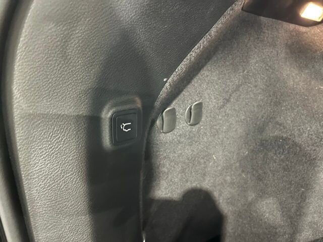 
								2019 Jeep Cherokee Limited w/ Apple Car Play and Navigation full									