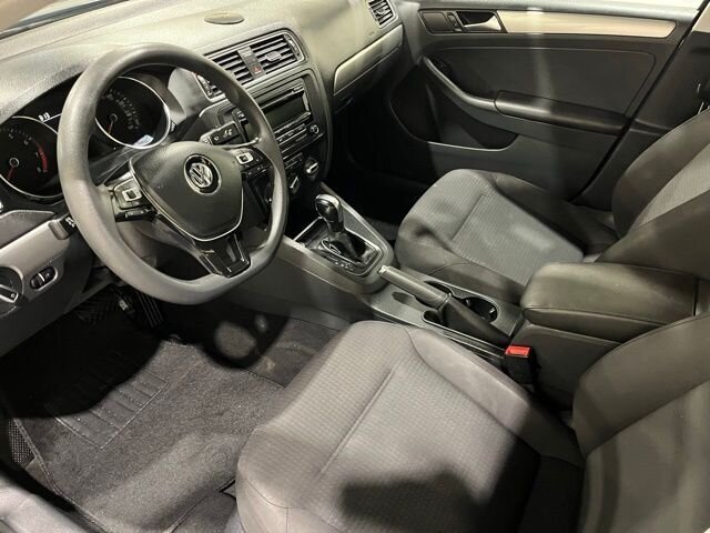 
								2015 Volkswagen Jetta 1.8T SE full									