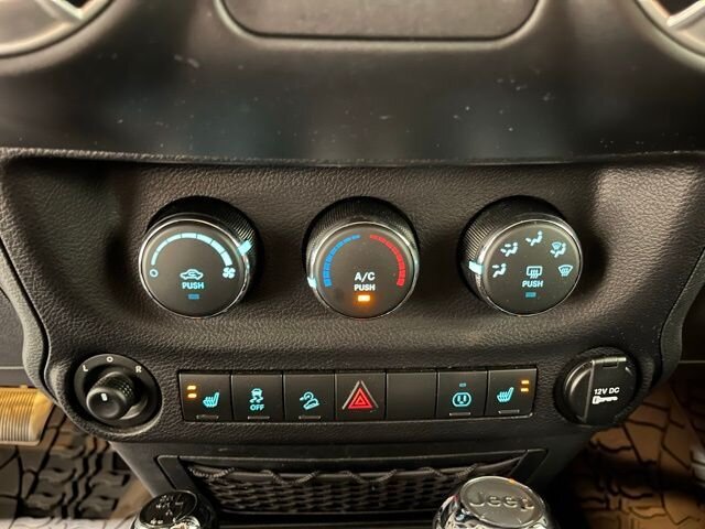 
								2018 Jeep Wrangler JK Unlimited Unlimited Sahara full									