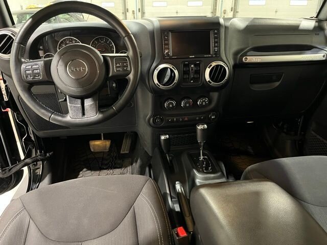 
								2018 Jeep Wrangler JK Unlimited Unlimited Sahara full									