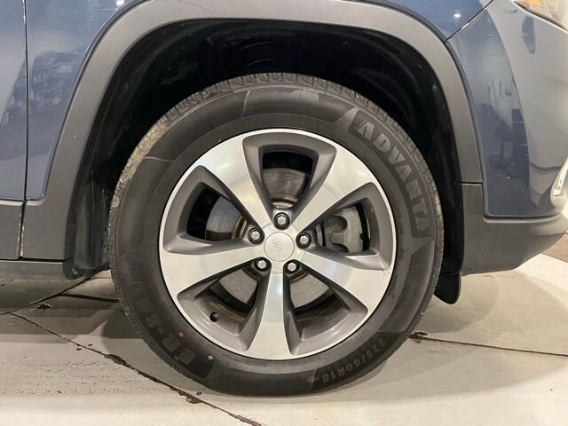 
								2019 Jeep Cherokee Limited w/ Apple Car Play and Navigation full									