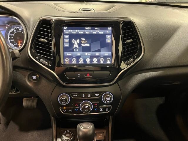 
								2019 Jeep Cherokee Limited w/ Apple Car Play and Navigation full									