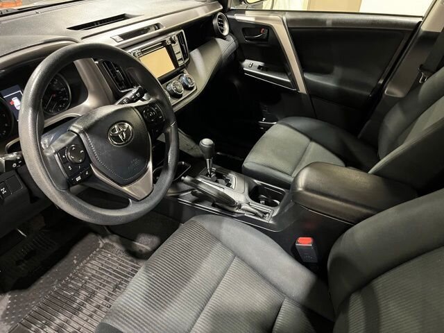 
								2018 Toyota RAV4 LE full									