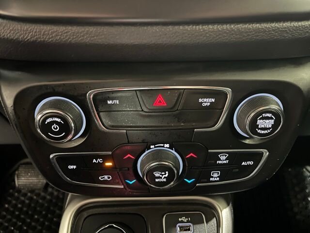 
								2020 Jeep Compass Latitude full									