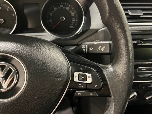 
								2015 Volkswagen Jetta 1.8T SE full									