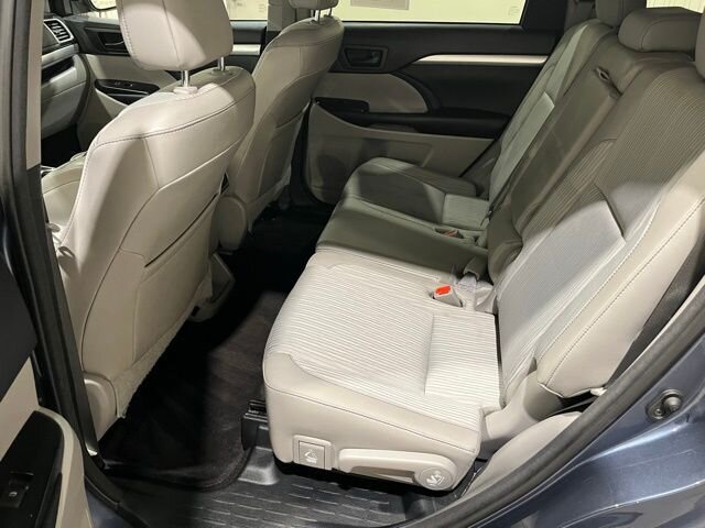 
								2015 Toyota Highlander LE Plus V6 full									
