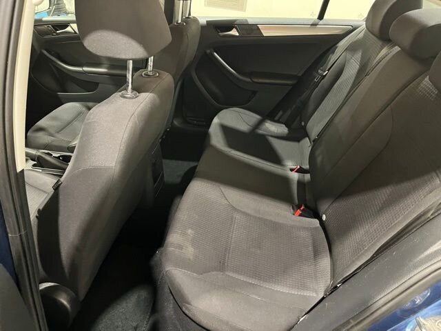 
								2015 Volkswagen Jetta 1.8T SE full									