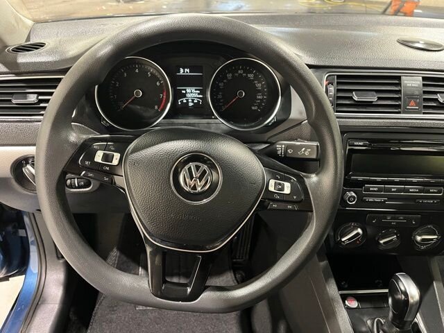 
								2015 Volkswagen Jetta 1.8T SE full									