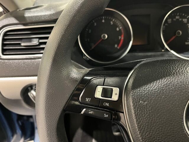 
								2015 Volkswagen Jetta 1.8T SE full									