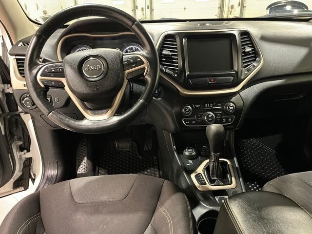 
								2016 Jeep Cherokee Latitude full									