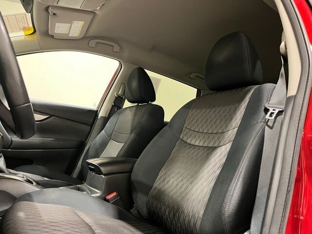 
								2018 Nissan Rogue SV w/ Apple Car Play full									