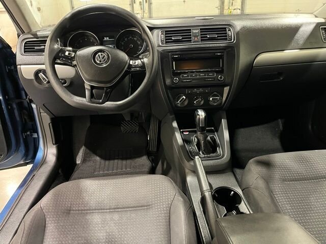
								2015 Volkswagen Jetta 1.8T SE full									