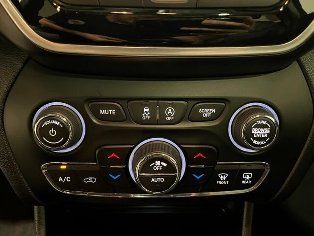 
								2019 Jeep Cherokee Limited w/ Apple Car Play and Navigation full									