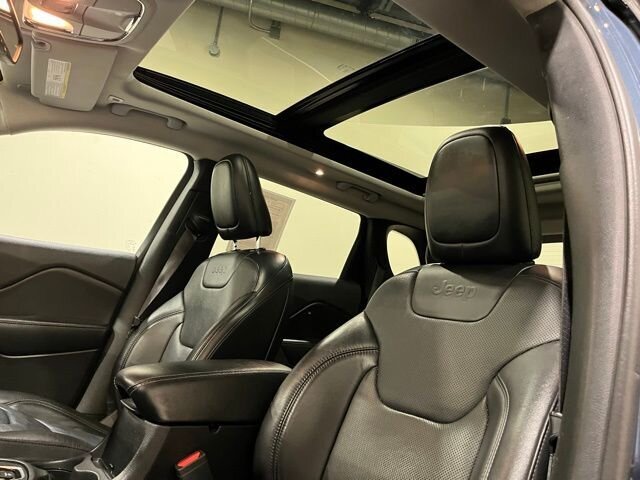 
								2019 Jeep Cherokee Limited w/ Apple Car Play and Navigation full									