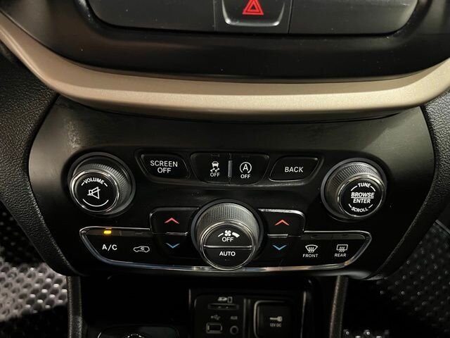 
								2016 Jeep Cherokee Latitude full									