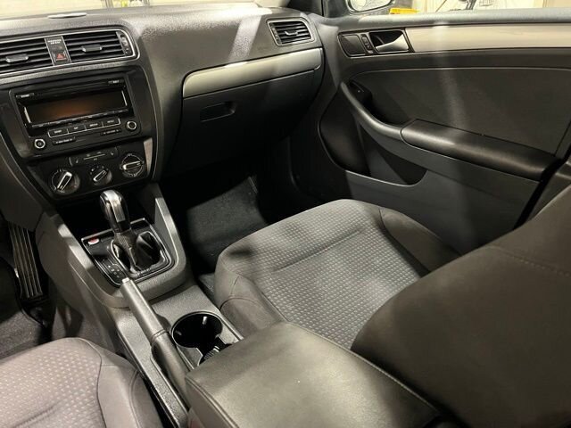 
								2015 Volkswagen Jetta 1.8T SE full									