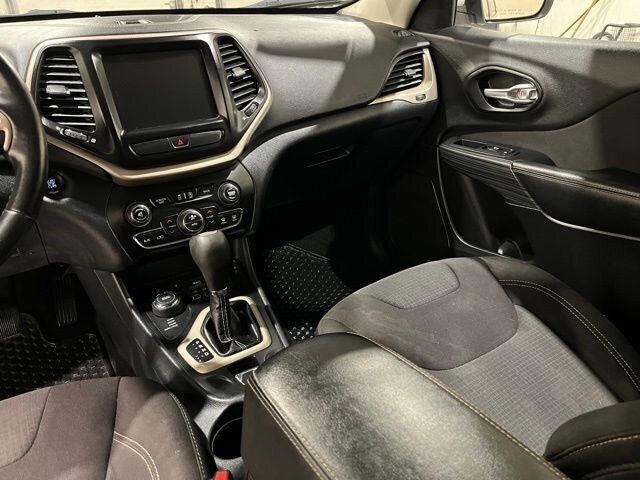 
								2016 Jeep Cherokee Latitude full									