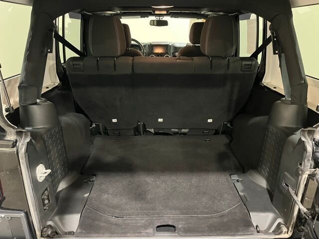 
								2018 Jeep Wrangler JK Unlimited Unlimited Sahara full									