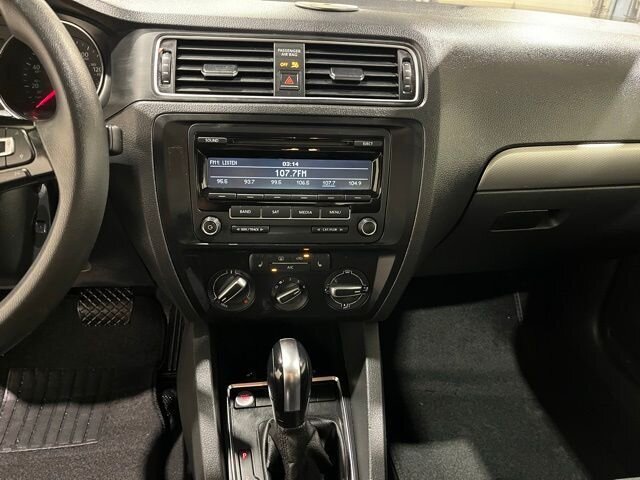 
								2015 Volkswagen Jetta 1.8T SE full									