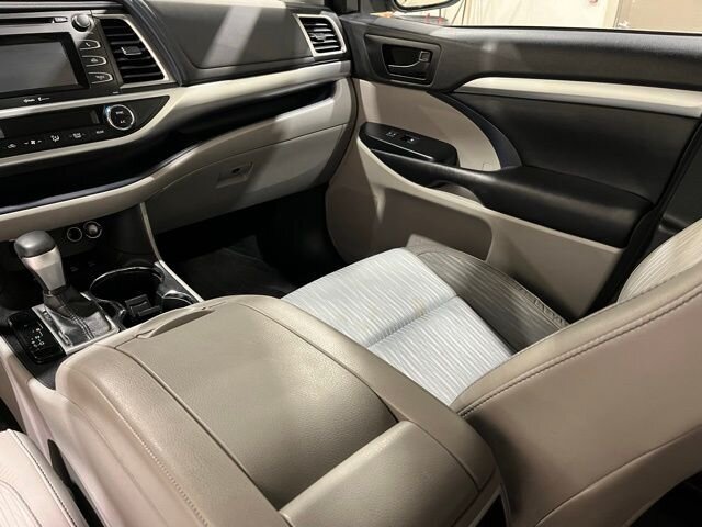 
								2015 Toyota Highlander LE Plus V6 full									