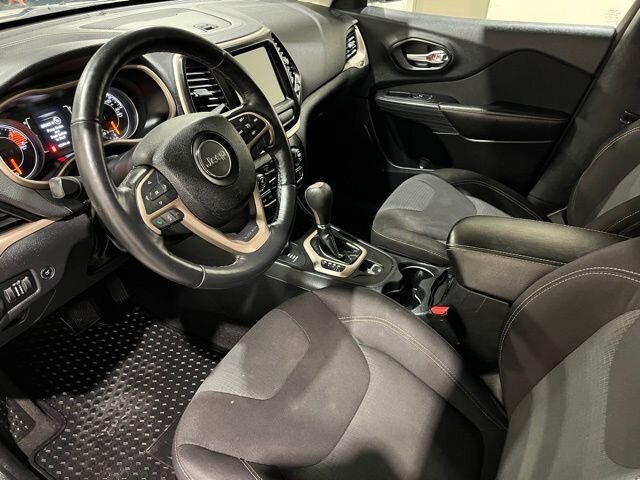 
								2016 Jeep Cherokee Latitude full									