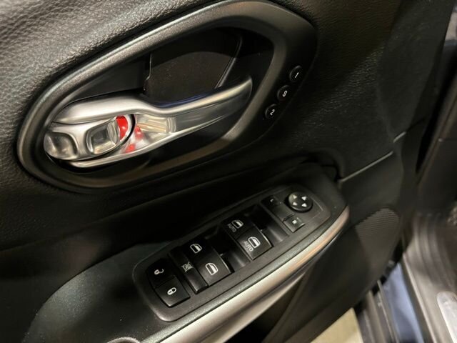 
								2019 Jeep Cherokee Limited w/ Apple Car Play and Navigation full									