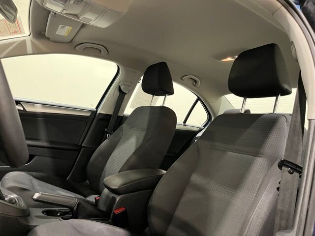 
								2015 Volkswagen Jetta 1.8T SE full									