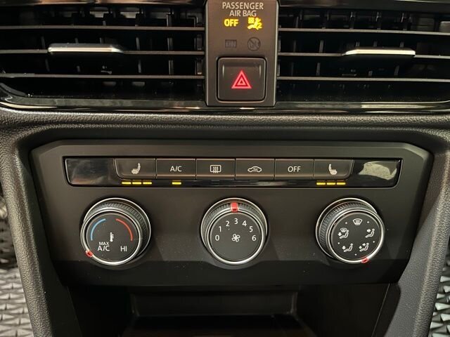 
								2022 Volkswagen Taos 1.5T SE w/Apple Car Play full									