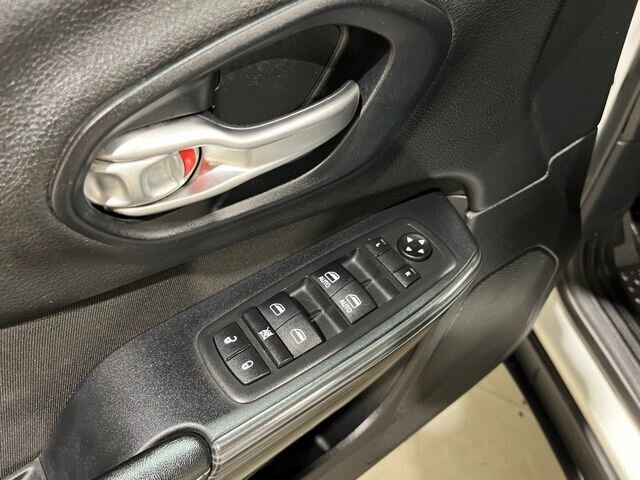 
								2016 Jeep Cherokee Latitude full									