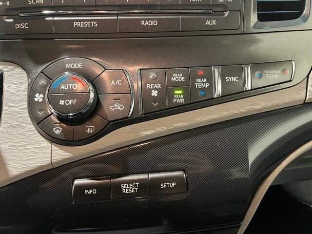 
								2013 Toyota Sienna SE 8 Passenger full									