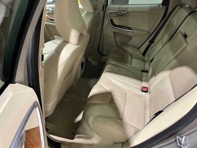 
								2015 Volvo XC60 T6 Platinum w/ Navigation full									