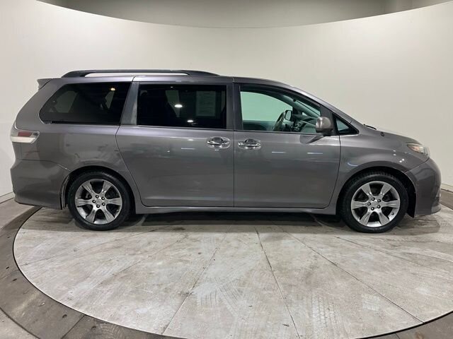 
								2013 Toyota Sienna SE 8 Passenger full									