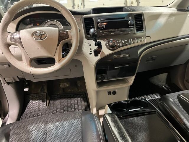 
								2013 Toyota Sienna SE 8 Passenger full									