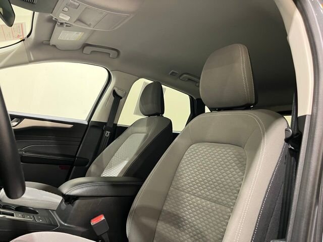 
								2021 Ford Escape SE full									