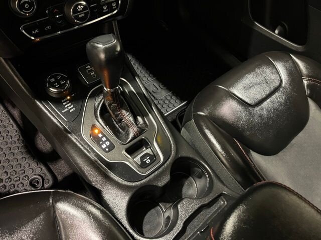 
								2019 Jeep Cherokee Trailhawk w/ Apple Car Play full									