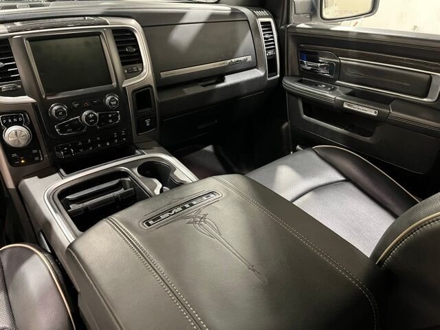 
								2017 RAM 1500 Limited w/ Navigation full									
